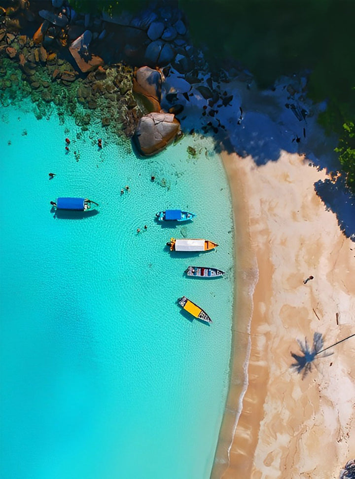 Turquoise Zee, Bunte Bootjes een Schaduwstrand Diamond Painting