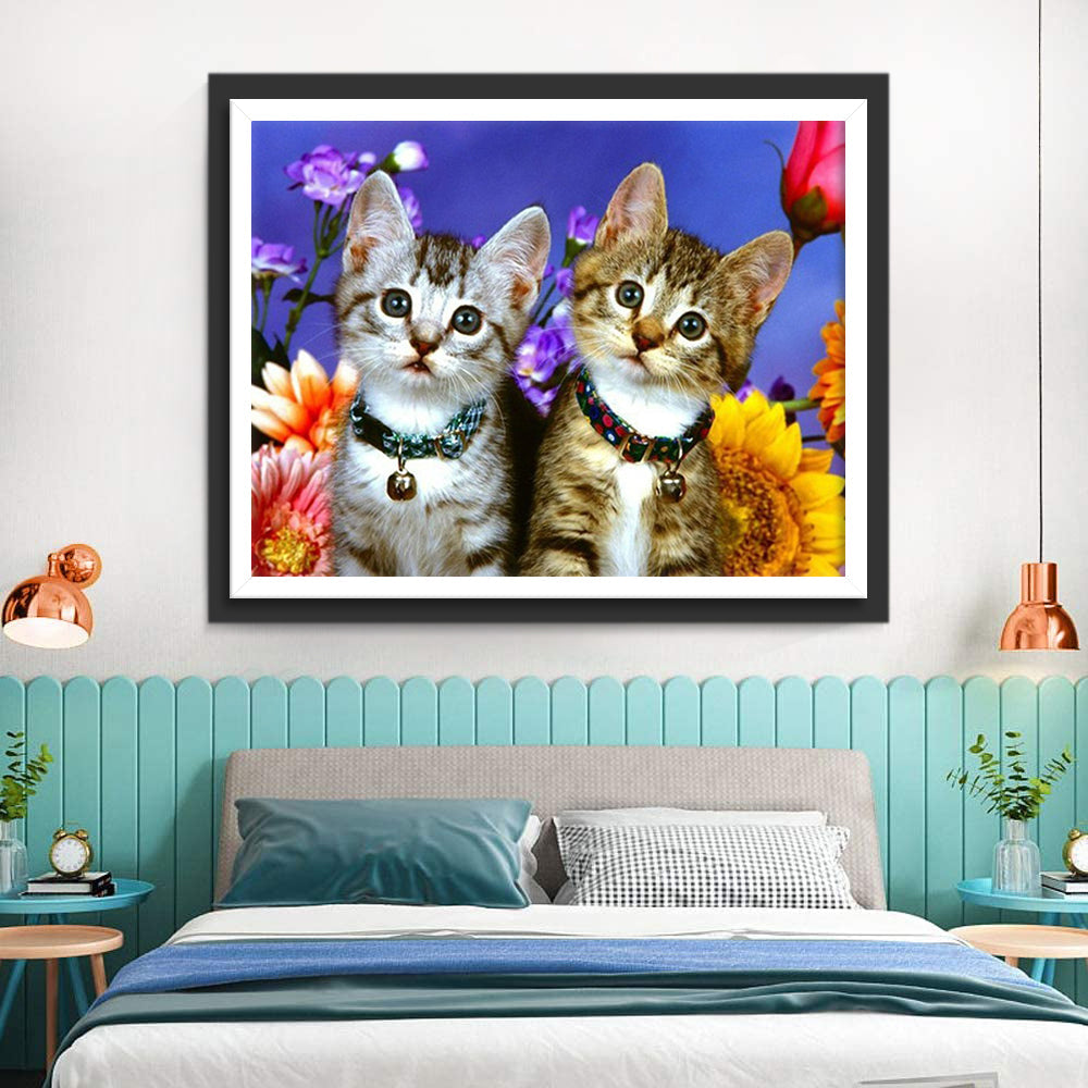 Twee Katten in een Bloemenstruik op een Paarse Achtergrond Diamond Painting