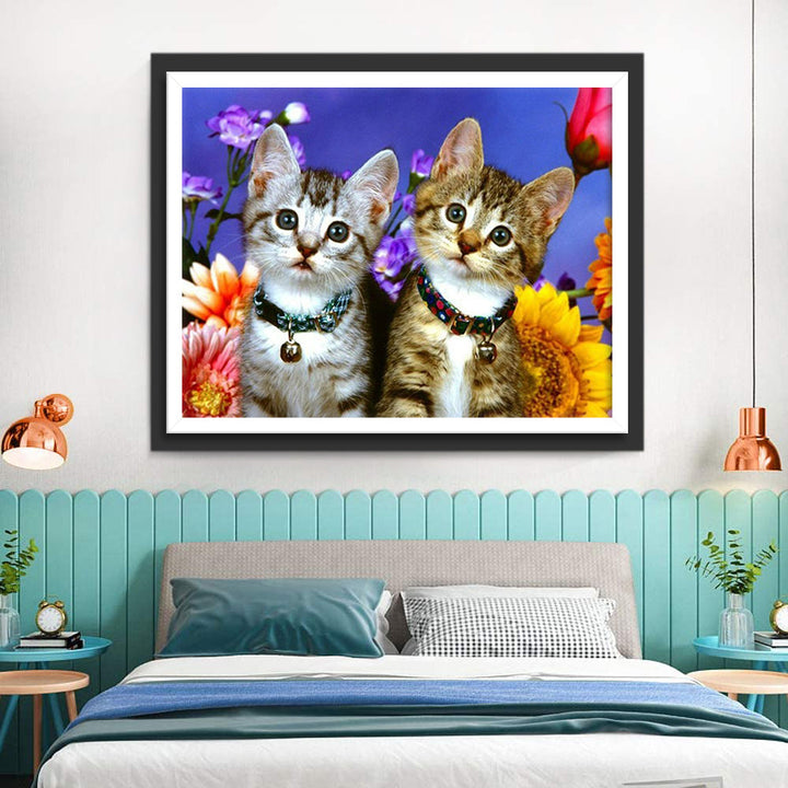 Twee Katten in een Bloemenstruik op een Paarse Achtergrond Diamond Painting