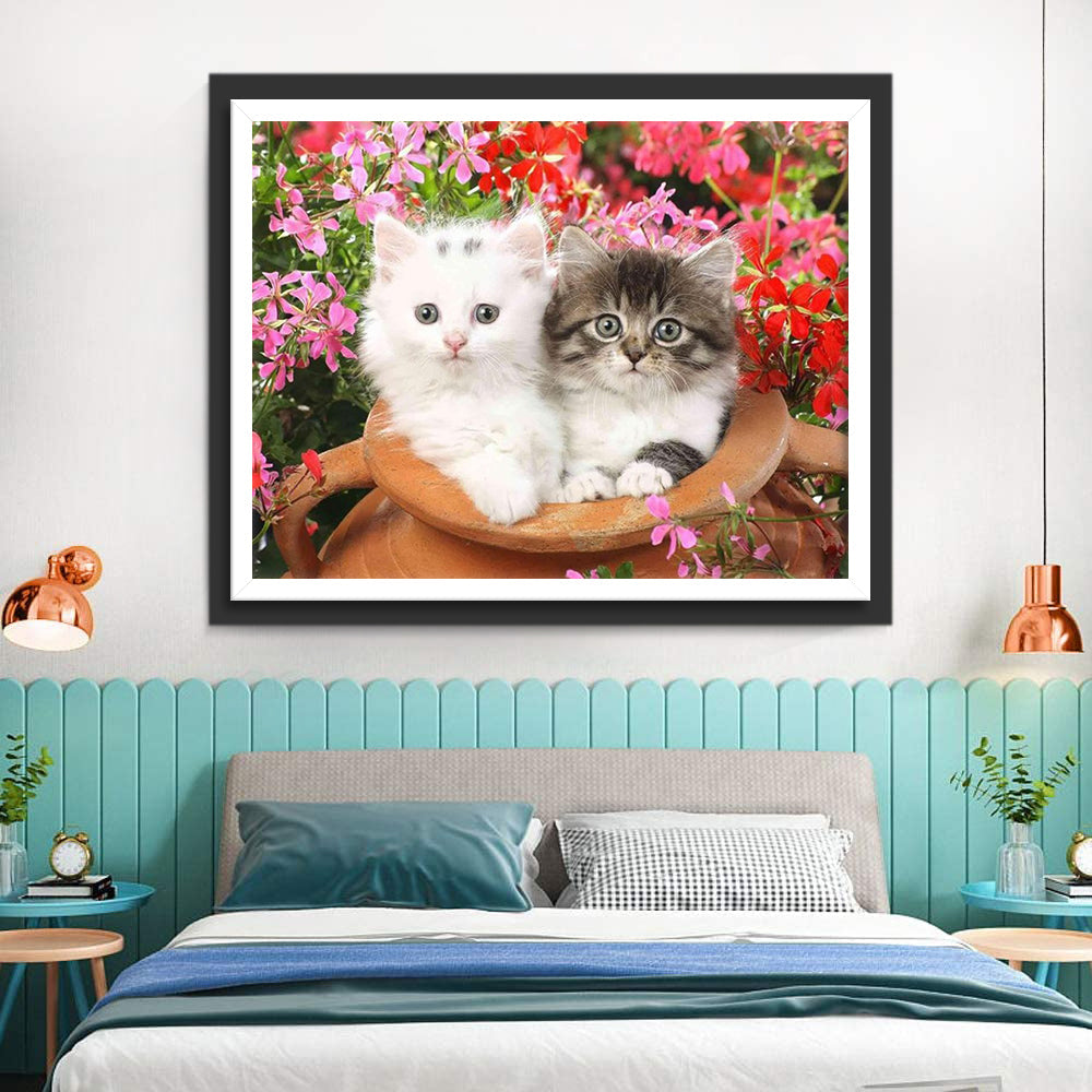 Twee Schattige Katjes in de Bloemenstruik Diamond Painting