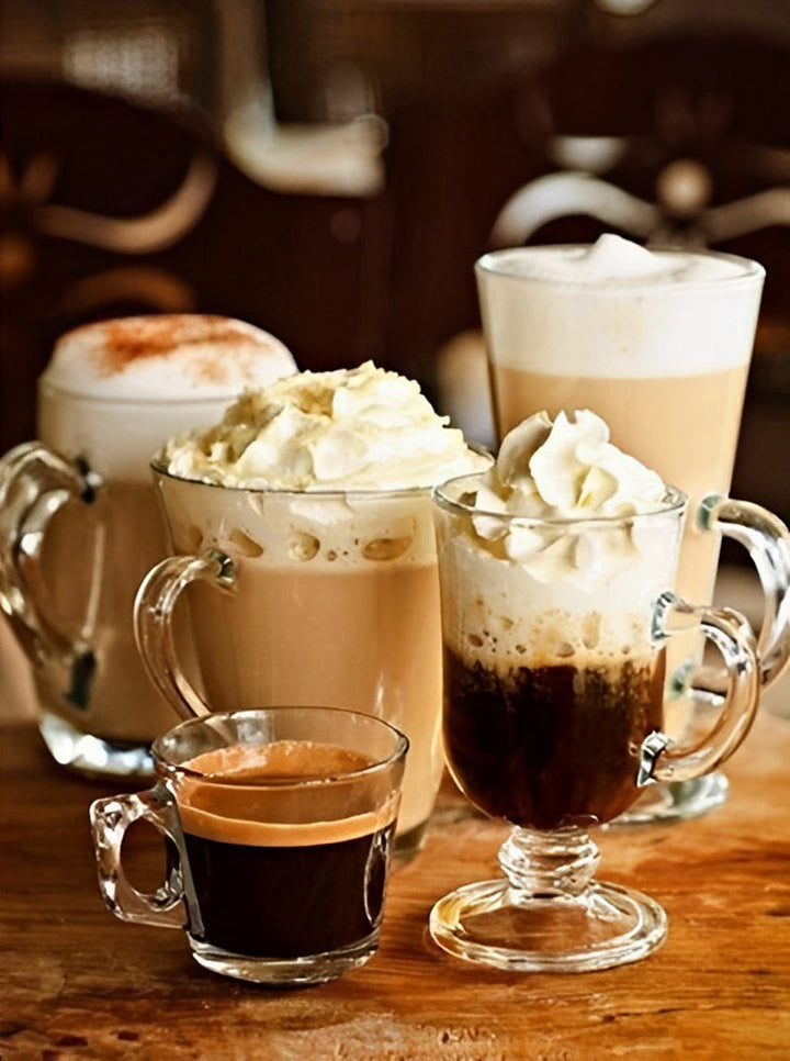 Verschillende Koffies met Slagroom in Glazen Mokken Diamond Painting