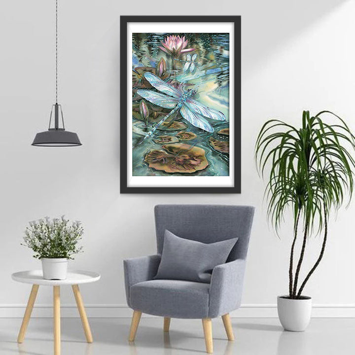 Verwelkte Lotusbladeren en Blauwe Libellen in de Vijver Diamond Painting
