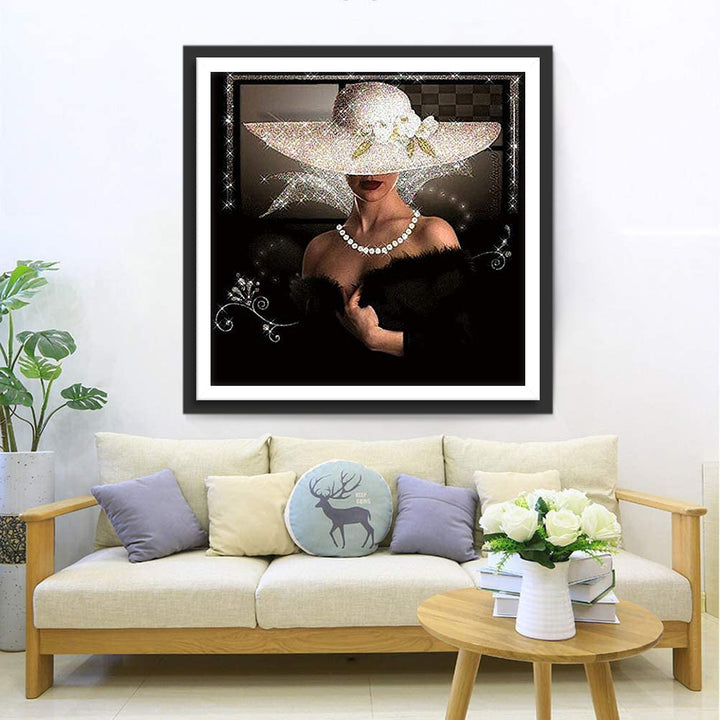 Voorname Vrouw in Zwarte Avondjurk en Prachthoed Diamond Painting