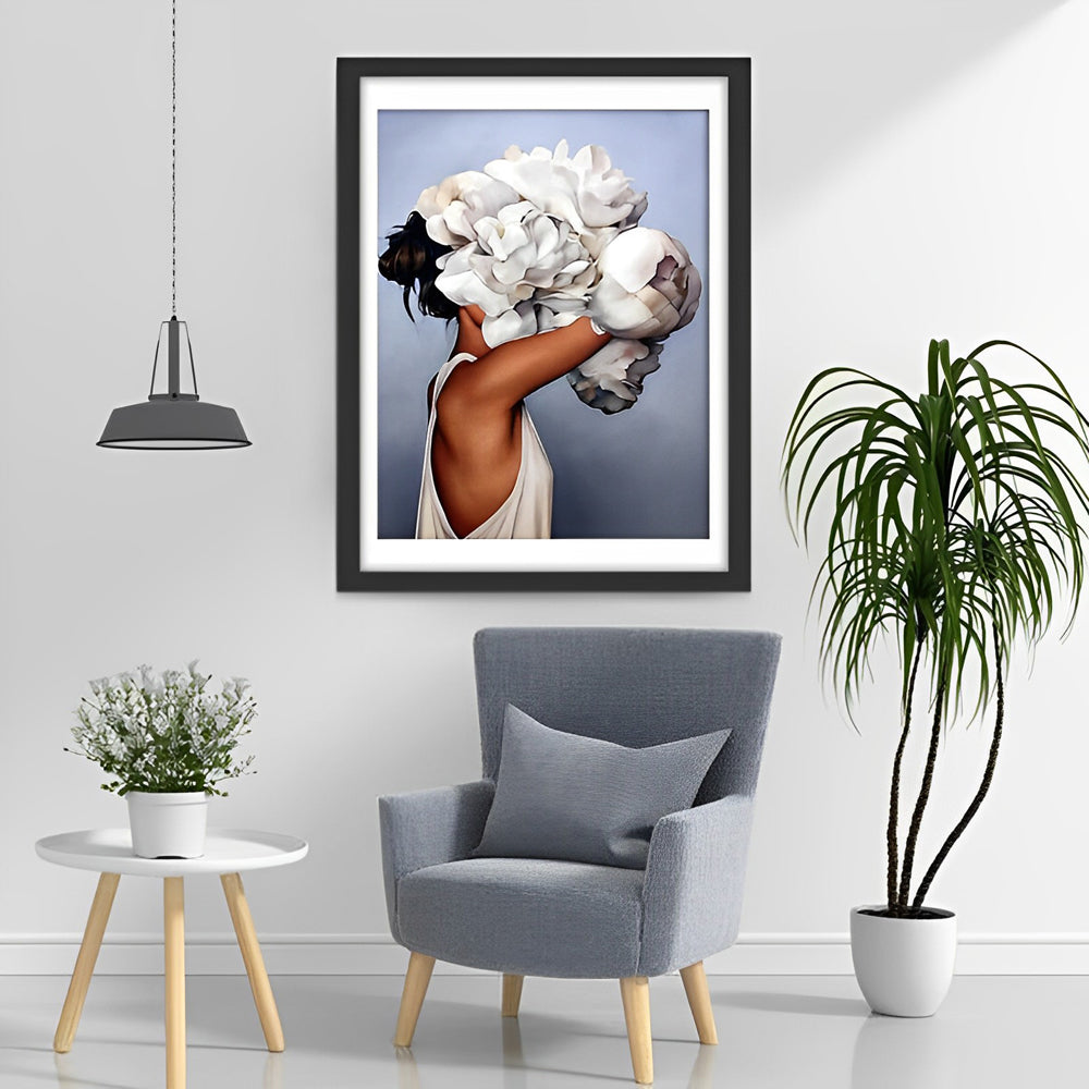 Vrouw die Rijkelijk Witte Bloemen Omhelst Diamond Painting