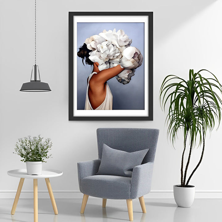 Vrouw die Rijkelijk Witte Bloemen Omhelst Diamond Painting