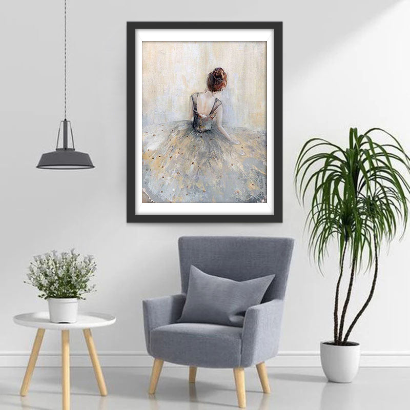 Vrouw in Grijze Tutu van Achteren tegen Zachte Achtergrond Diamond Painting