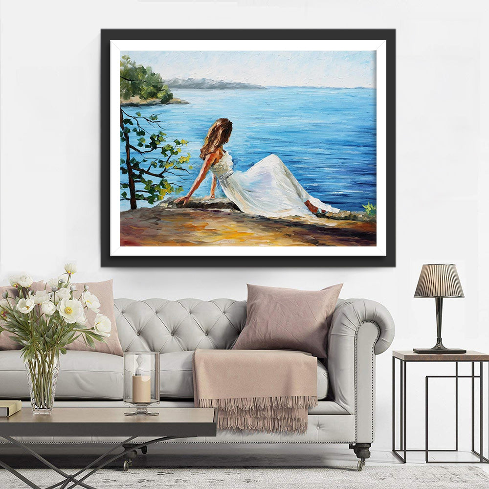 Vrouw in Witte Jurk Zit aan de Zee Diamond Painting