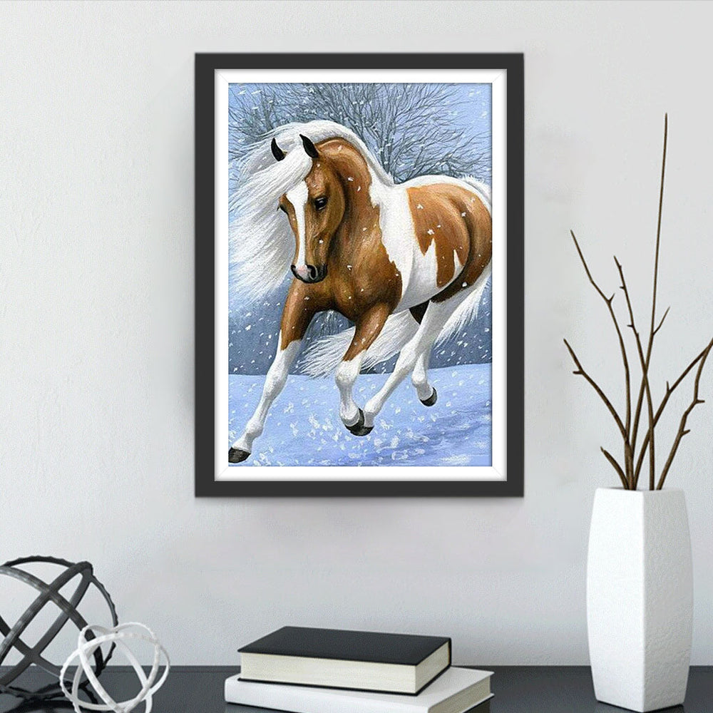 Wit en Bruin Paard Rennen in de Sneeuw Diamond Painting