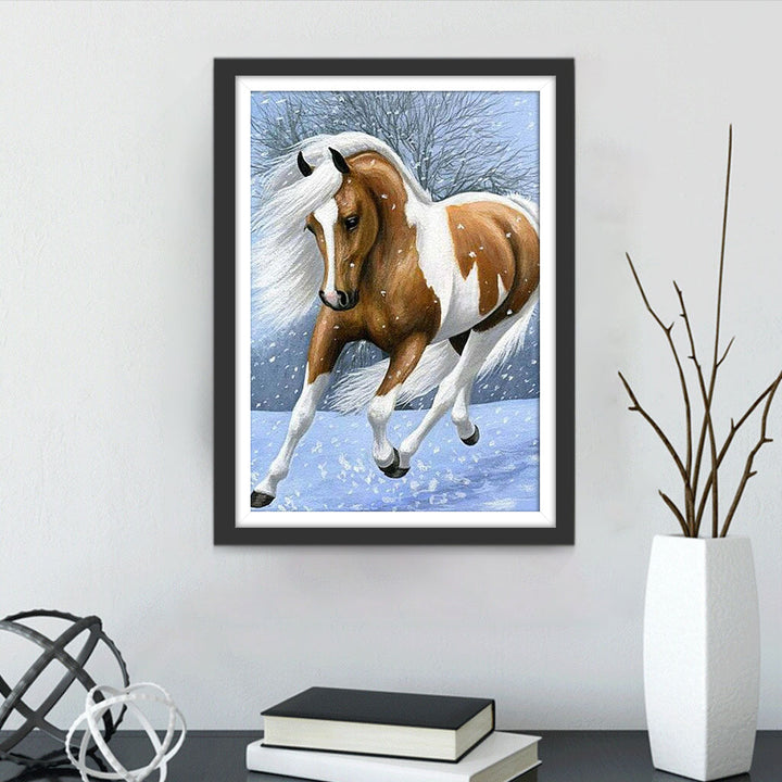 Wit en Bruin Paard Rennen in de Sneeuw Diamond Painting