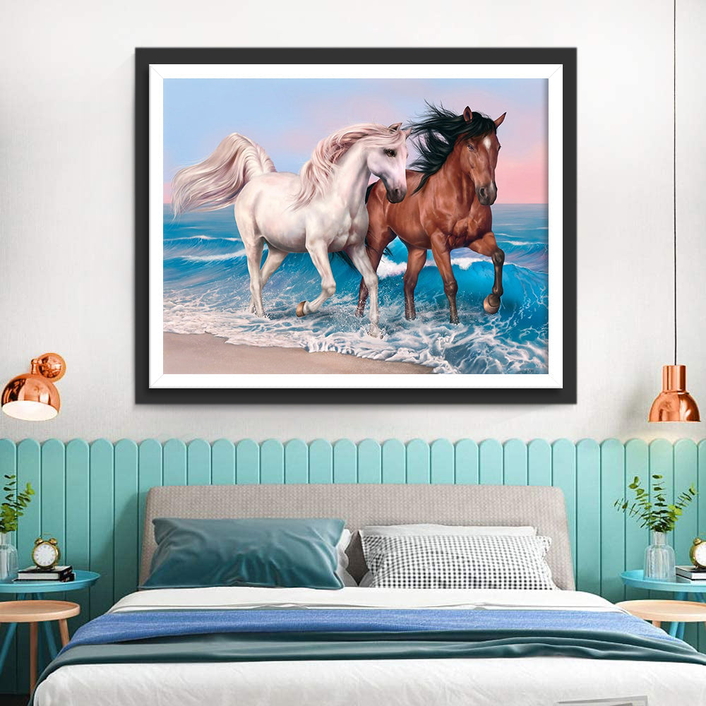 Witte en BruinePaarden Rennen op het Strand Diamond Painting