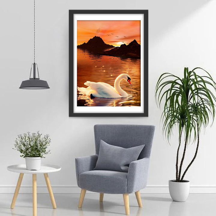 Witte Zwaan in een Meer in de Avondzon Diamond Painting