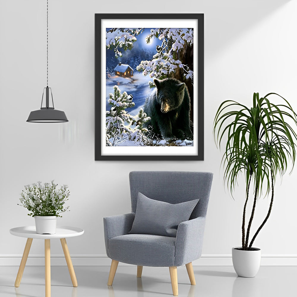 Zwarte Beer Kijkt naar Vogels onder een Dennenboom Diamond Painting