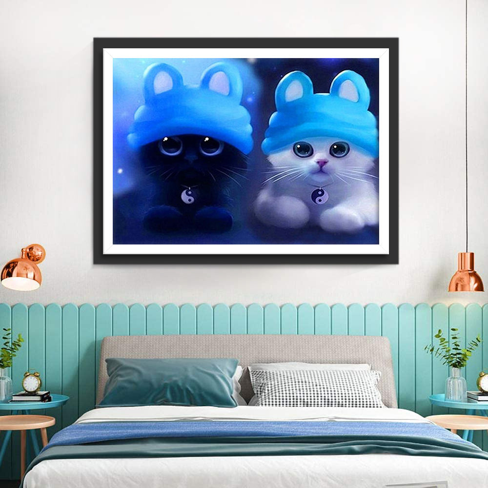 Zwarte en Witte Katten met Blauwe Hoeden Diamond Painting